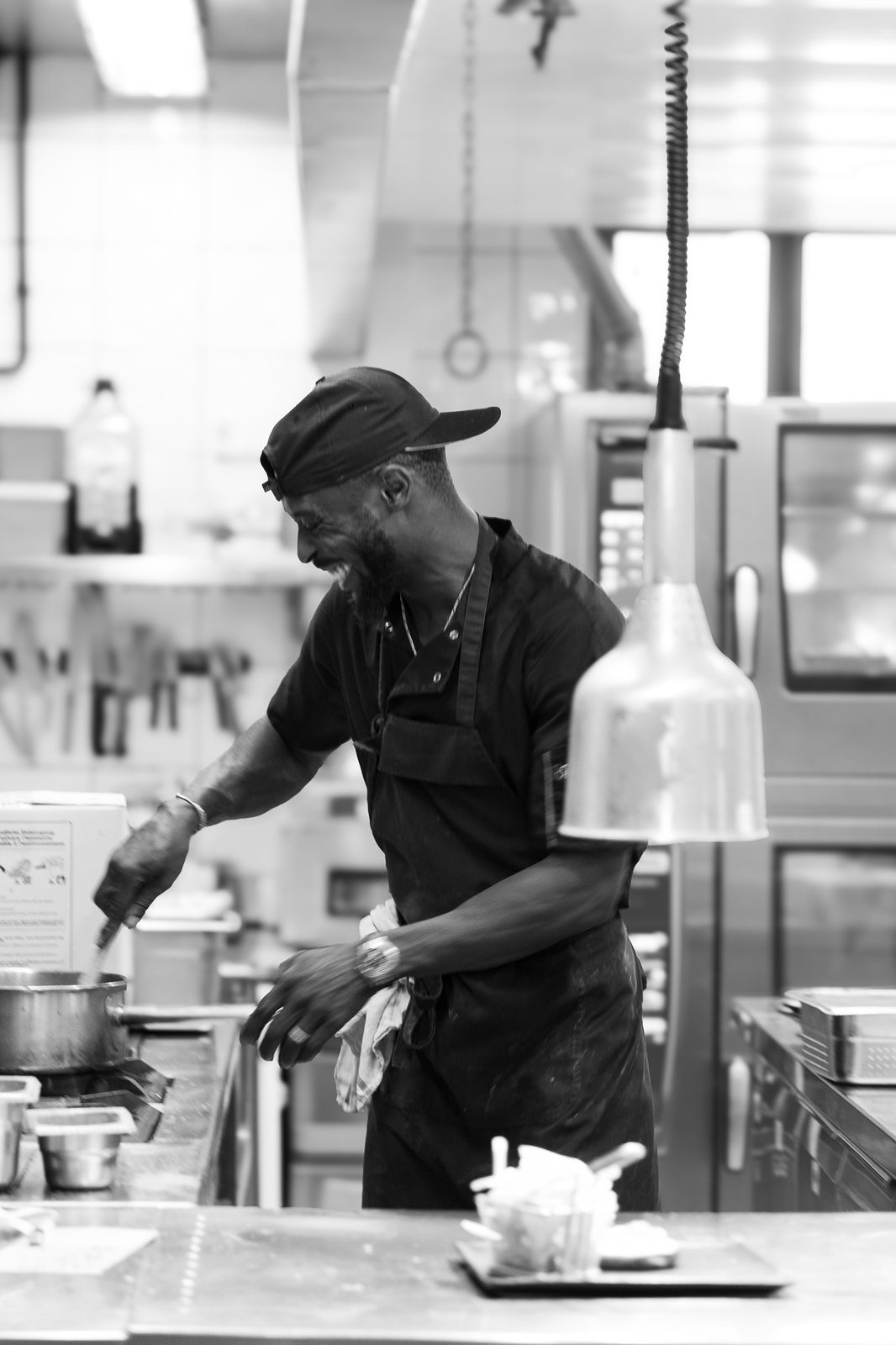 Casimir en cuisine, en noir et blanc