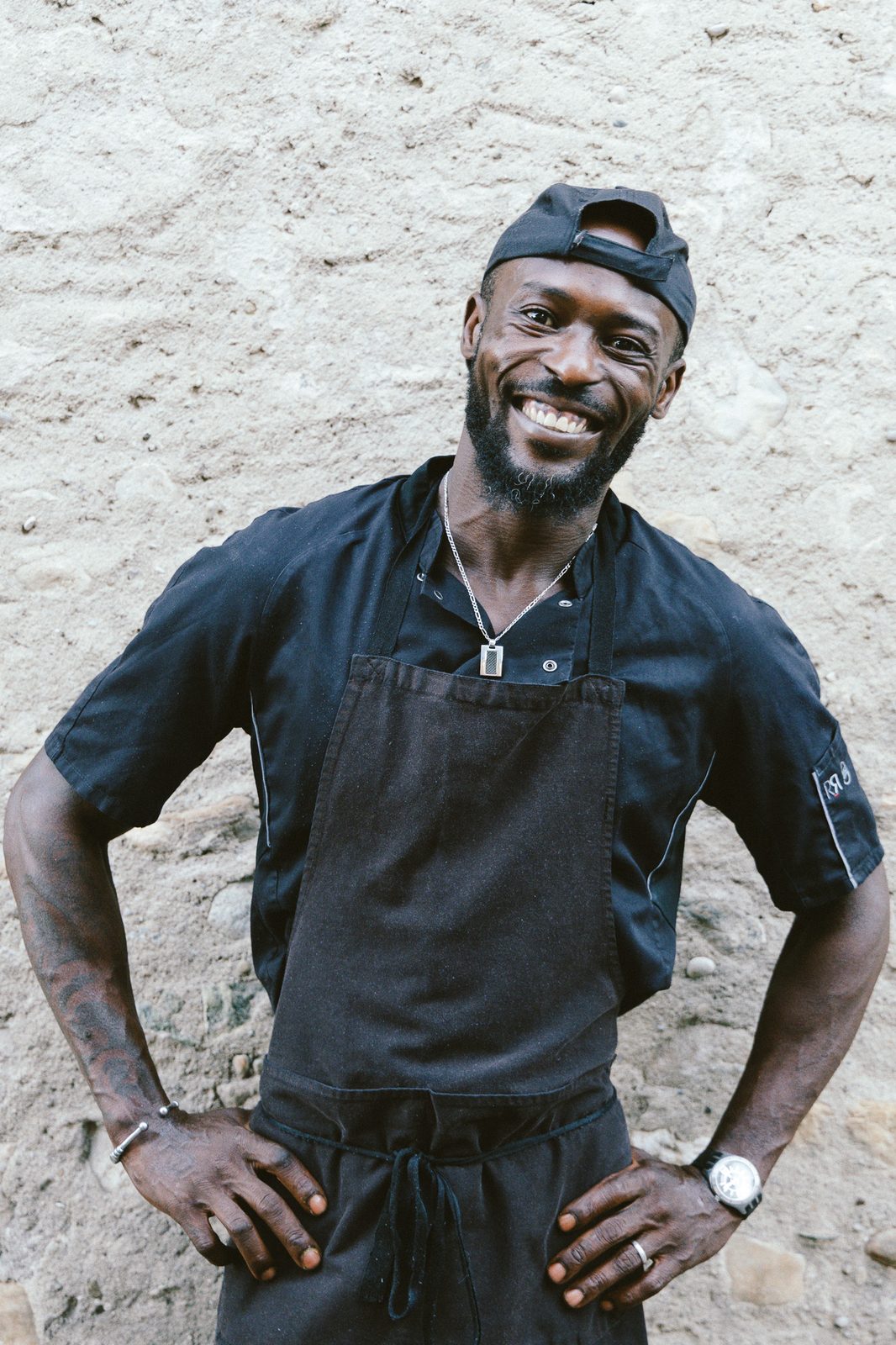 Casimir, chef et patron, devant le mur de crépi de l'auberge