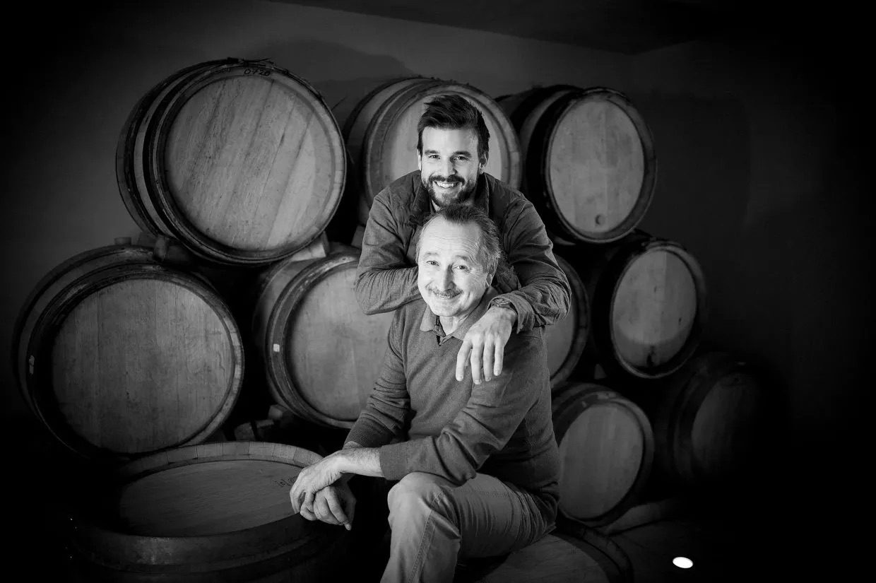 Les vignerons du Domaine du Paradis dans leur cave