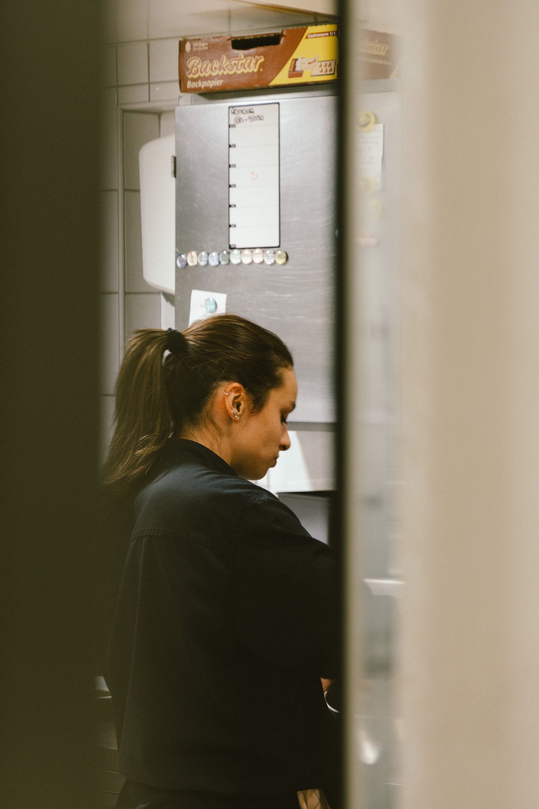 Cuisinière au travail dans la cuisine
