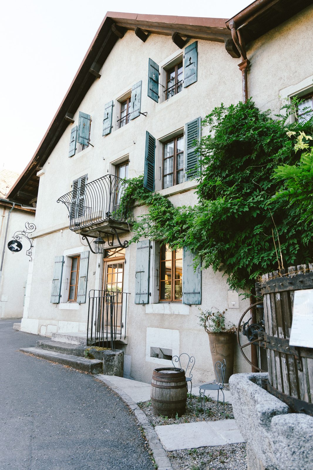 Façade de l'auberge avec ses volets bleus