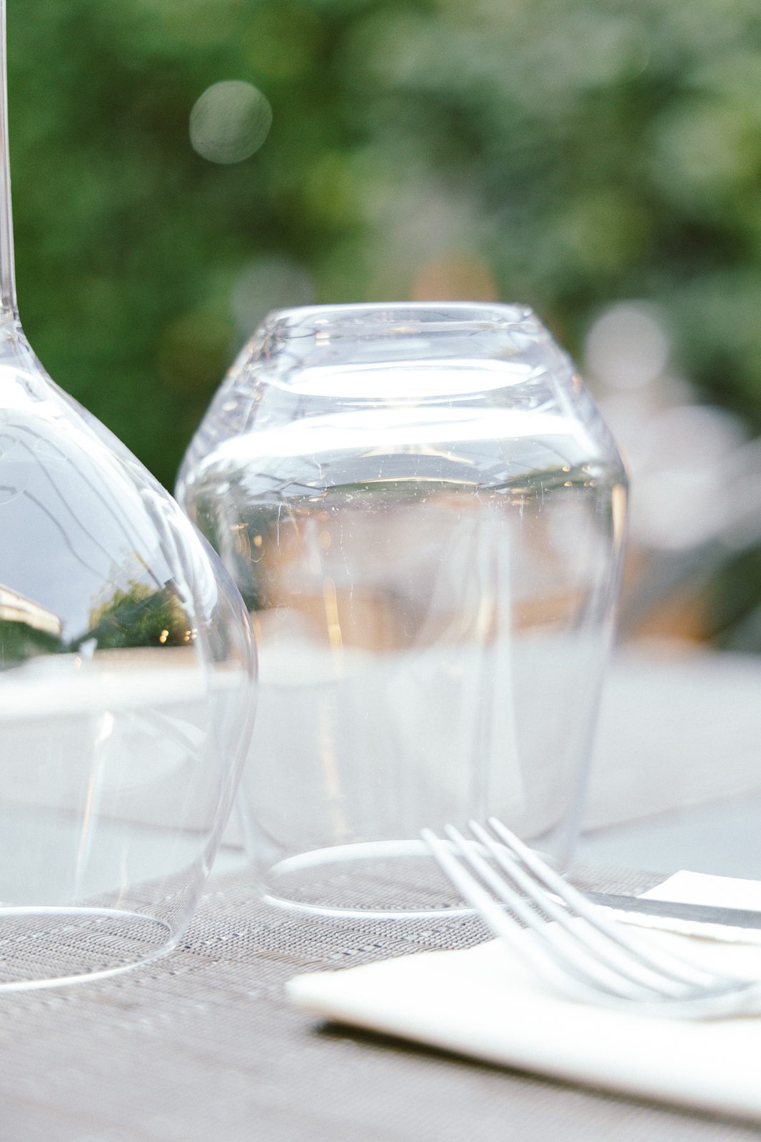 Verres et couverts dressés