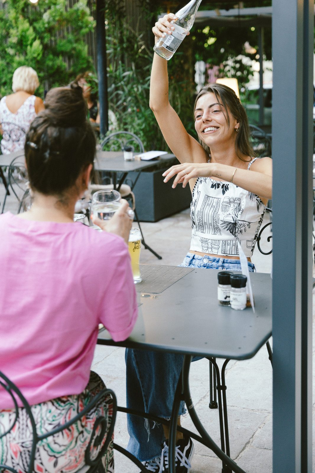 Deux clientes attablées en terrasse