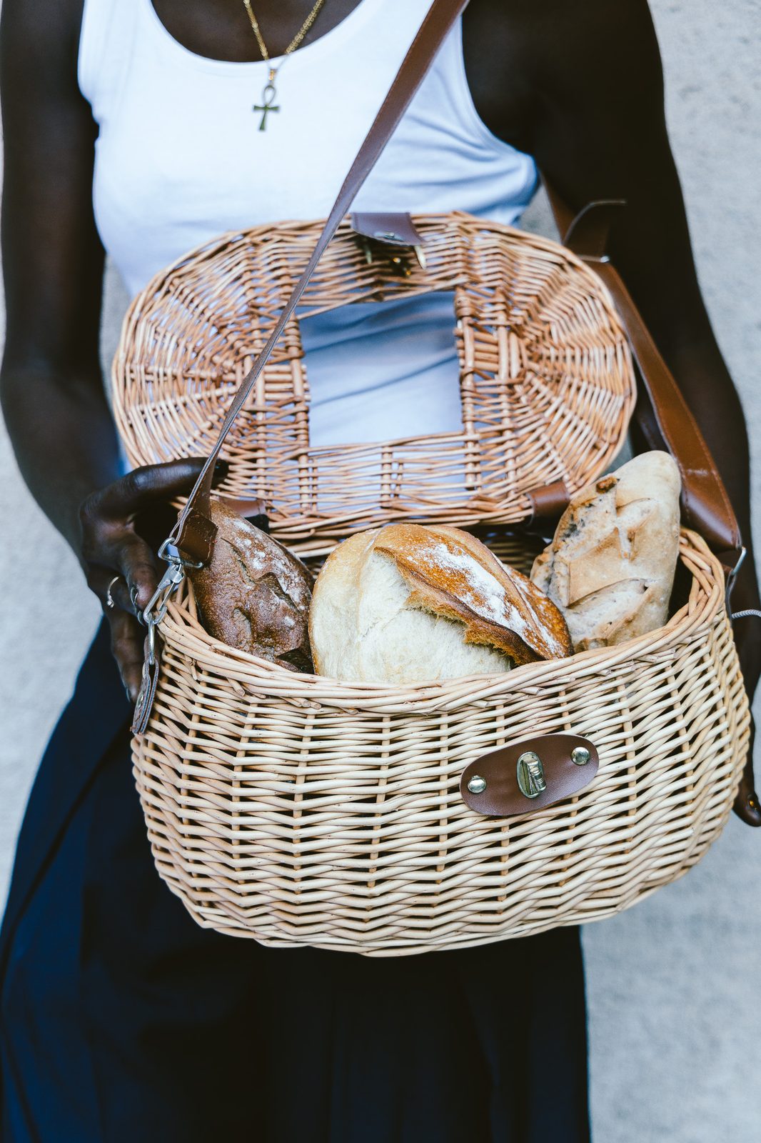 Panier en osier rempli de pains artisanaux
