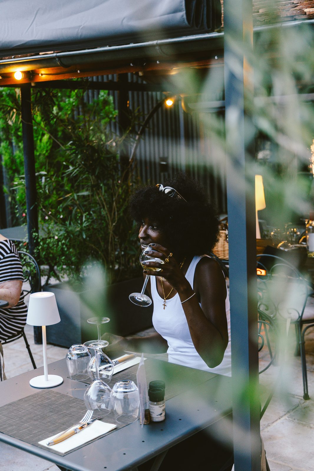 Cliente attablée en terrasse au crépuscule