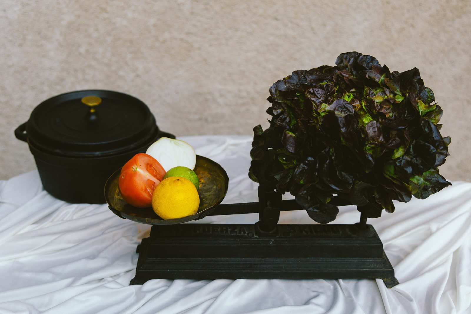 Balance ancienne, cocotte en fonte et légumes