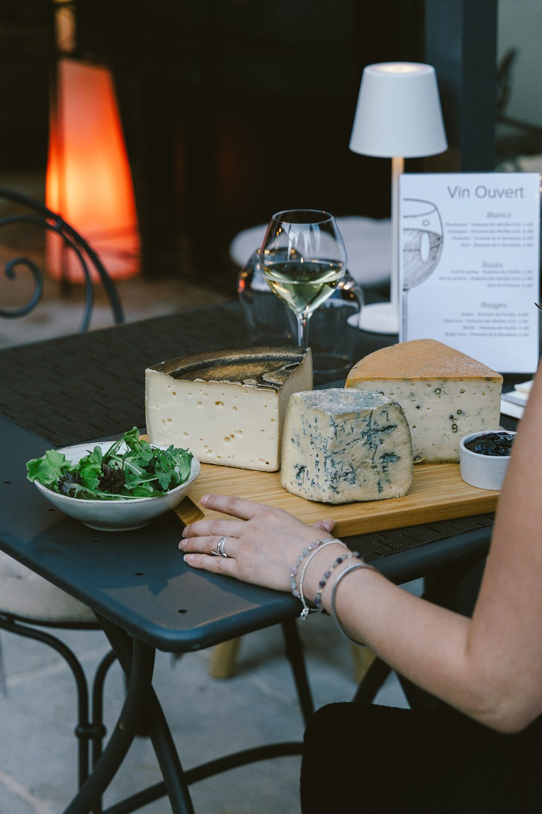 Fromages en terrasse avec la carte des vins
