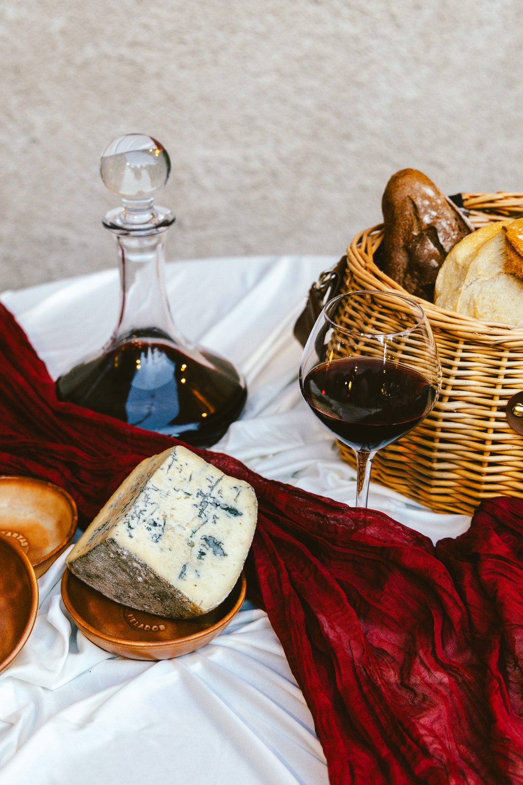 Carafe de vin rouge et panier de pains