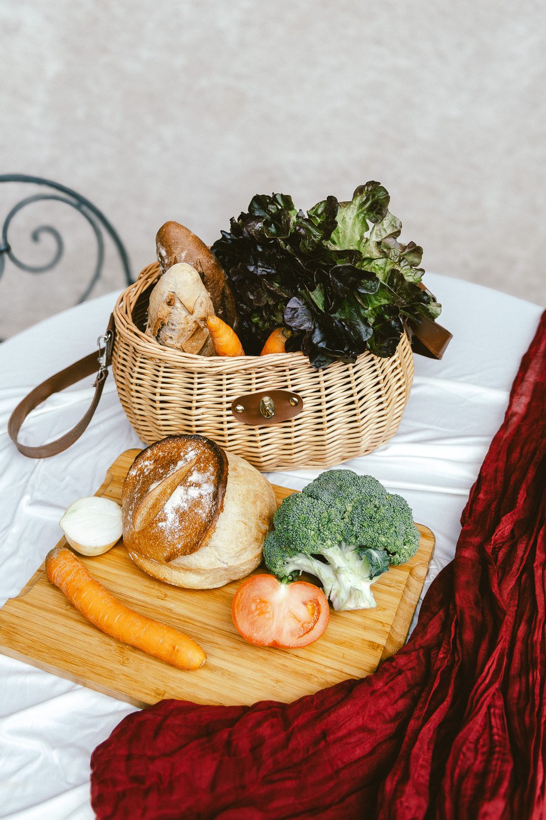 Panier avec pains, salade et carottes