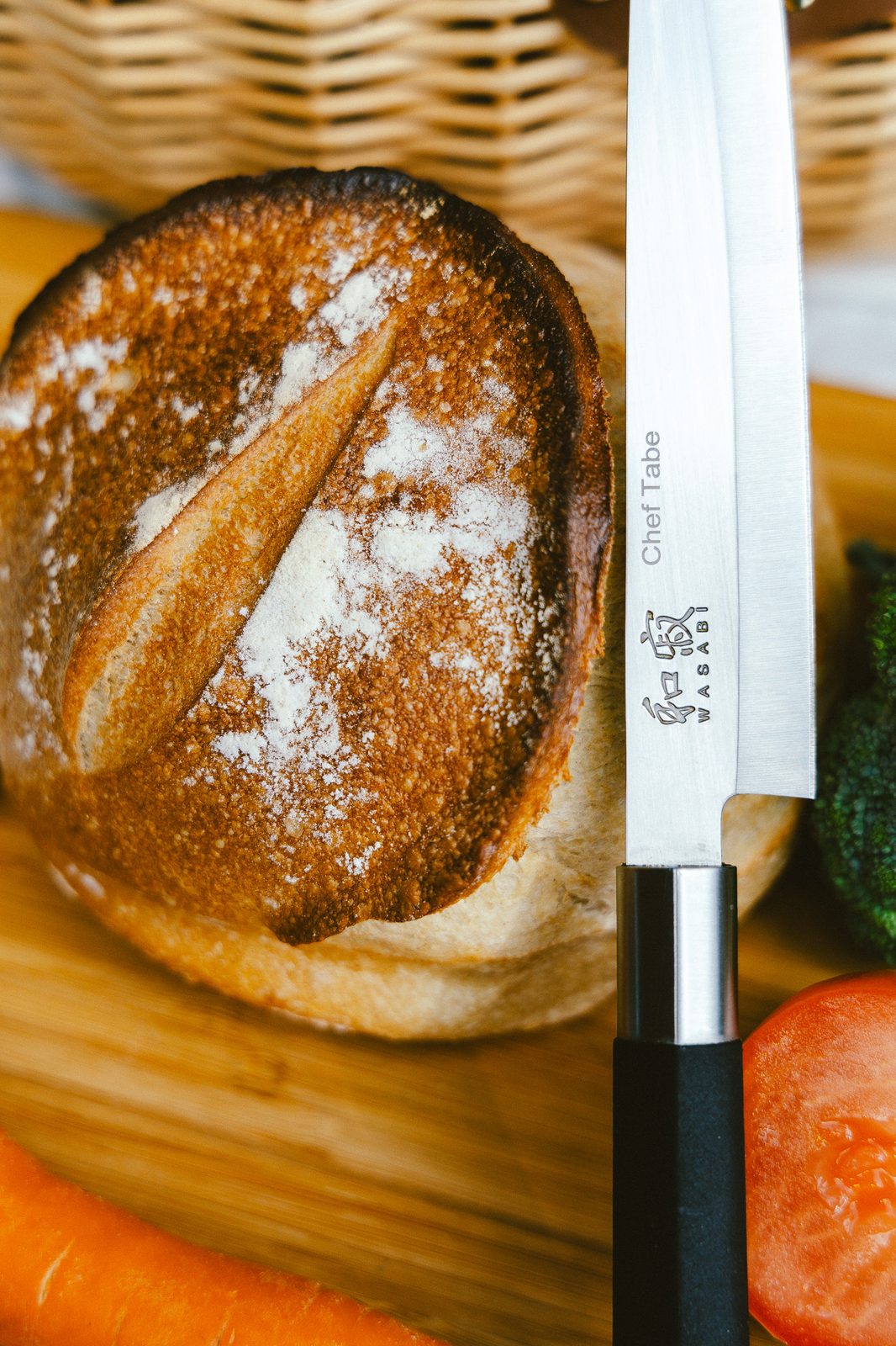 Pain de campagne et couteau japonais